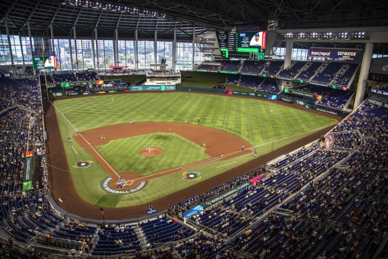 Fotografía de archivo del estadio LoanDepot Park, sede del Clásico Mundial de Béisbol 2026. EFE/EPA/CRISTÓBAL HERRERA-ULASHKEVICH