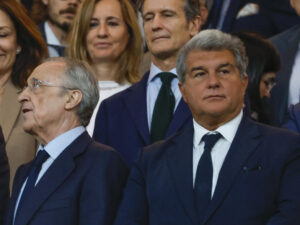 El presidente del FC Barcelona, Joan Laporta (d), en el palco del Santiago Bernabéu junto al presidente del Real Madrid, Florentino Pérez (c), y ministro de Transportes y Movilidad Sostenible, Óscar Puente (i), durante el Clásico. EFE/ Juanjo Martín