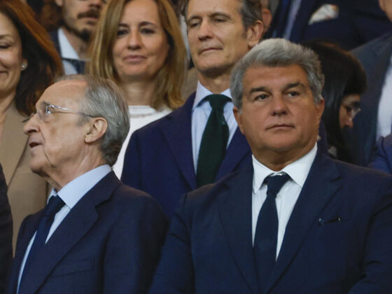El presidente del FC Barcelona, Joan Laporta (d), en el palco del Santiago Bernabéu junto al presidente del Real Madrid, Florentino Pérez (c), y ministro de Transportes y Movilidad Sostenible, Óscar Puente (i), durante el Clásico. EFE/ Juanjo Martín