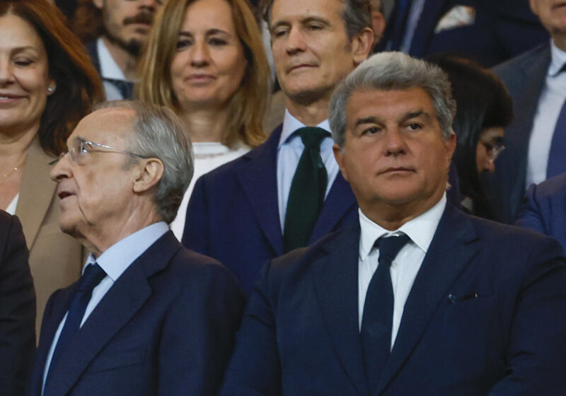 El presidente del FC Barcelona, Joan Laporta (d), en el palco del Santiago Bernabéu junto al presidente del Real Madrid, Florentino Pérez (c), y ministro de Transportes y Movilidad Sostenible, Óscar Puente (i), durante el Clásico. EFE/ Juanjo Martín