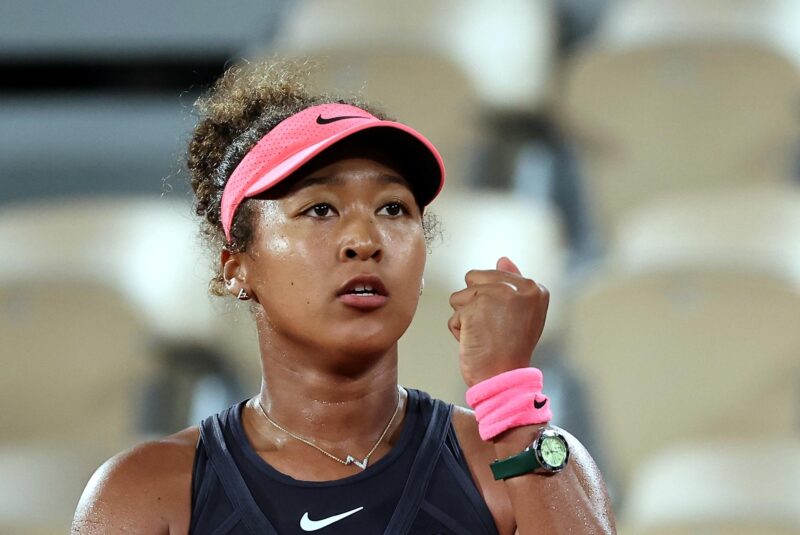 La trenista japonesa Naomi Osakaen segunda ronda ante la polaca Iga Swiatek en Roland Garros en París. EFE/EPA/CHRISTOPHE PETIT TESSON