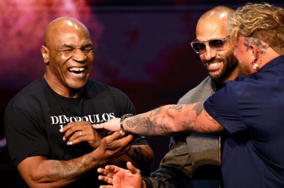 Myke Tyson (i) y el boxeador y youtuber Jake Paul (dch) durante la rueda de prensa celebrada este lunes en Nueva York. EFE/ Peter Foley