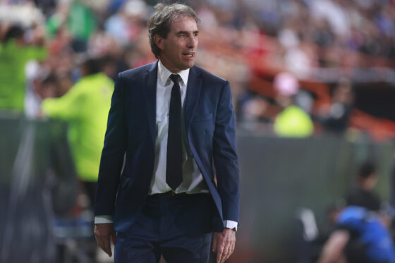 AME1071. PACHUCA (MÉXICO), 01/06/2024.- Guillermo Almada, técnico de Pachuca, reacciona durante la final de la Concacaf Champions Cup entre Pachuca y Columbus Crew este sábado, en el estadio Hidalgo de la ciudad de Pachuca, Hidalgo (México). EFE /David Martínez Pelcastre