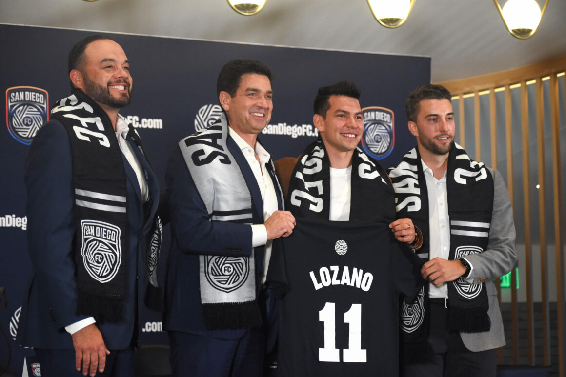 El mexicano Hirving 'Chucky' Lozano (2-d) posa con la bufanda y la camiseta del San Dieo FC junto al director ejecutivo del club Tom Penn (2-i), el director de estrategia del mismo Tyler Heaps (d) y el presidente de la Banda Sycuan de la Nación Kumeyaay Cody Martínez (i). EFE/Priscila Chávez Flores
