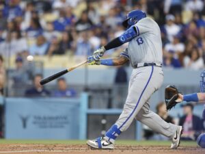 El venezolano Salvador Pérez, receptor de los Reales de Kansas, fue registrado este viernes, 14 de junio, al conectarle un jonrón a los Dodgers de Los Ángeles, durante un partido de la MLB, en el Dodger Stadium de Los Ángeles (California, EE.UU.). EFE/Caroline Brehman