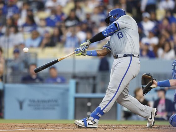 El venezolano Salvador Pérez, receptor de los Reales de Kansas, fue registrado este viernes, 14 de junio, al conectarle un jonrón a los Dodgers de Los Ángeles, durante un partido de la MLB, en el Dodger Stadium de Los Ángeles (California, EE.UU.). EFE/Caroline Brehman
