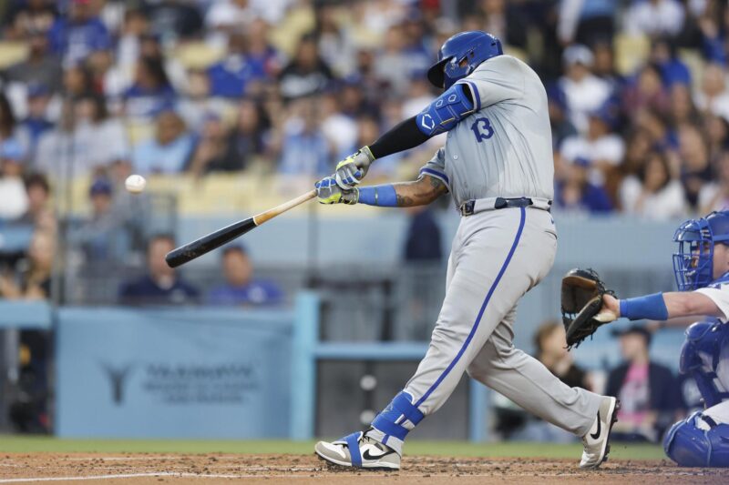 El venezolano Salvador Pérez, receptor de los Reales de Kansas, fue registrado este viernes, 14 de junio, al conectarle un jonrón a los Dodgers de Los Ángeles, durante un partido de la MLB, en el Dodger Stadium de Los Ángeles (California, EE.UU.). EFE/Caroline Brehman