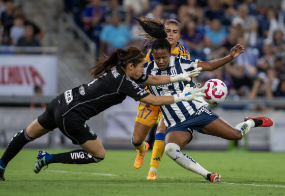 Jermaine Seoposenwe (d) de Monterrey disputa el balón con Aurora Santiago de Tigres durante el partido de ida correspondiente al Campeón de Campeonas de la Liga MX Femenil disputado en el estadio BBVA en Monterrey (México). EFE/ Miguel Sierra