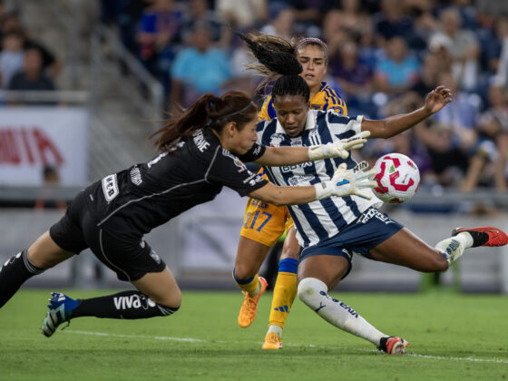 Jermaine Seoposenwe (d) de Monterrey disputa el balón con Aurora Santiago de Tigres durante el partido de ida correspondiente al Campeón de Campeonas de la Liga MX Femenil disputado en el estadio BBVA en Monterrey (México). EFE/ Miguel Sierra
