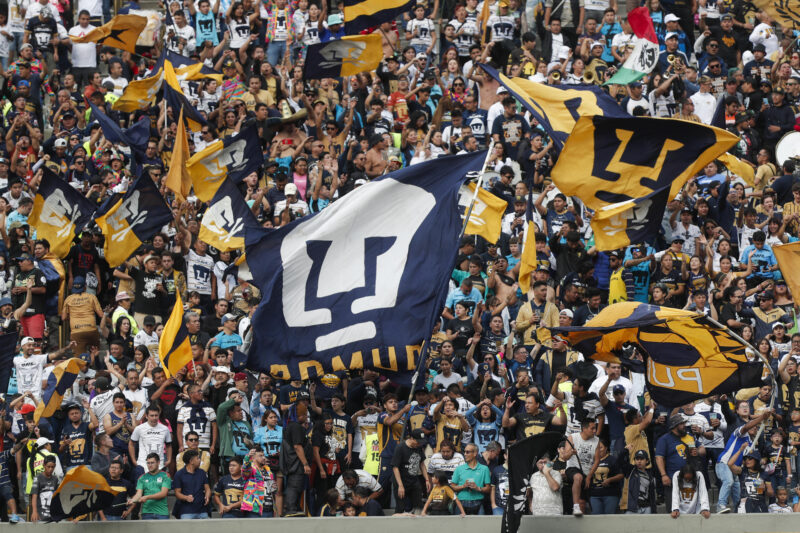Aficionados de los Pumas fueron registrados este domingo, 21 de julio, al animar a su equipo ante Pachuca, durante un partido de la jornada cuatro del Torneo Apertura del fútbol en México, en el estadio Olímpico Universitario de Ciudad de México. EFE/Isaac Esquivel