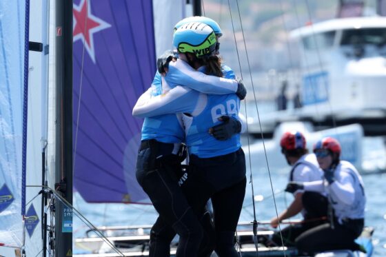 Los argentinos Mateo Majdalani y Eugenia Bosco celebran la medalla de plata en Nacra. EFE/EPA/OLIVIER HOSLET