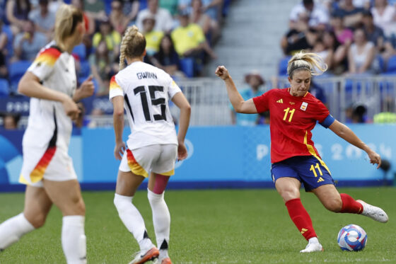 La futbolista española Alexia Putellas en acción ante Alemania durante el partido por la medalla de bronce de los Juegos Olímpicos de París 2024 contra Alemania este viernes en el Estadio de Lyon. EFE/ Miguel Toña