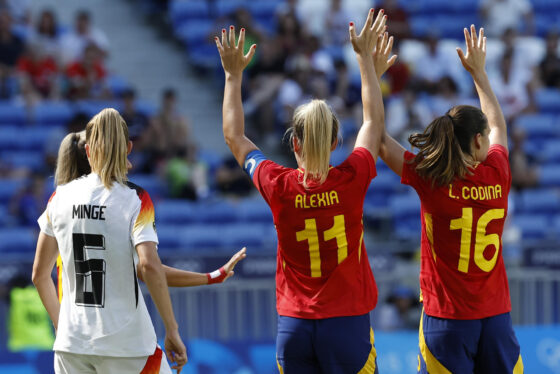 Las futbolistas españolas Alexia Putellas (2d) y Laia Codina (d) ante Alemania durante el partido por la medalla de bronce. EFE/ Miguel Toña
