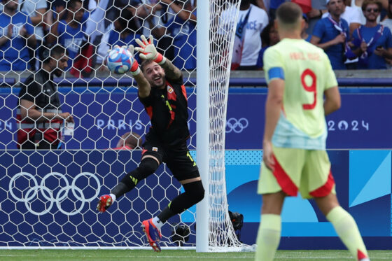 PARIS, 09/08/2024.- El portero español Arnau Tenas (i) no logra para el gol del francés Enzo Millot durante el partido por la medalla de oro de los Juegos Olímpicos de París 2024 que Francia y España disputan este viernes en el Parc des Princes, de Paris . EFE/ Kiko Huesca