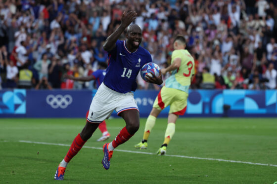 PARIS, 09/08/2024.- El jugador francés Jean-Philippe Mateta (i) celebra el gol del empate ante España durante el partido por la medalla de oro de los Juegos Olímpicos de París 2024 que Francia y España disputan este viernes en el Parc des Princes, de Paris . (Francia) EFE/ Kiko Huesca