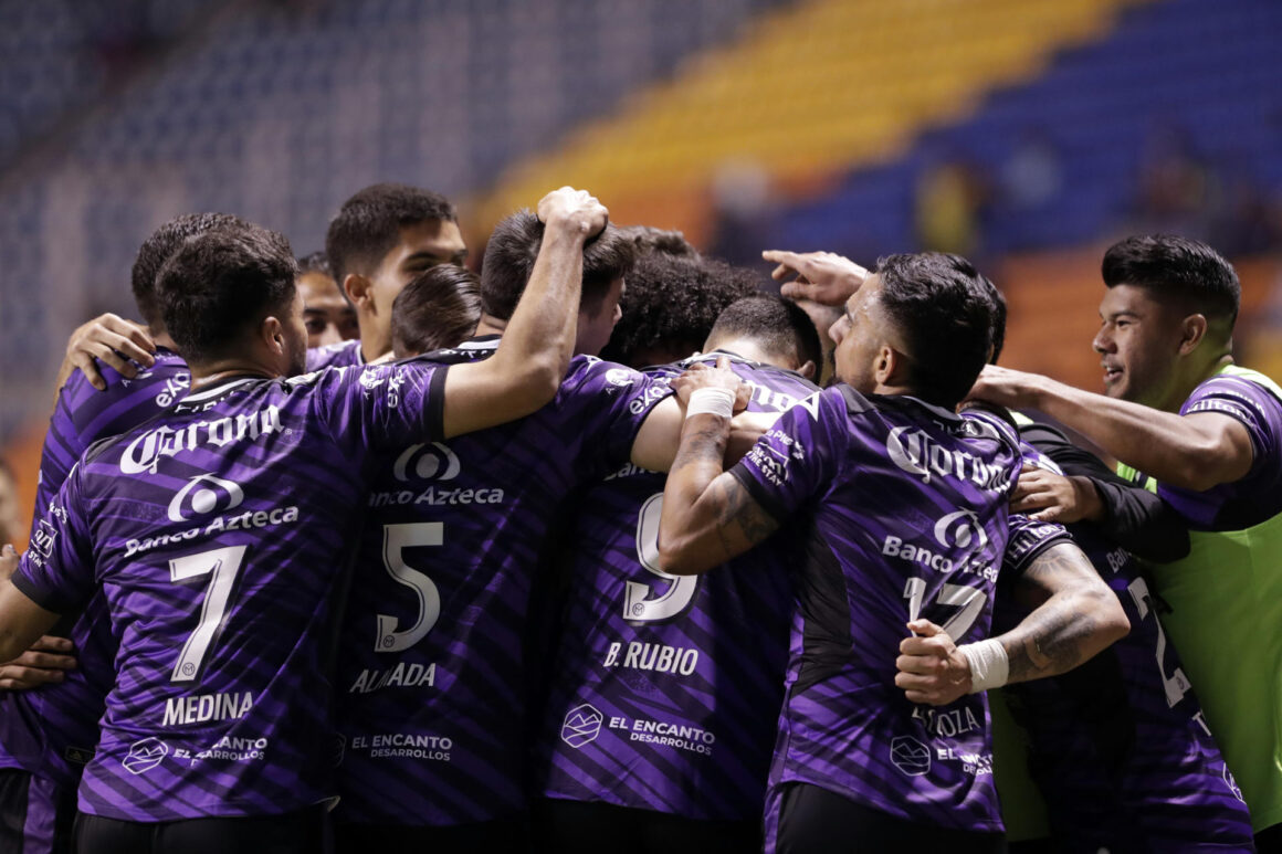 Fotografía de archivo en la que se registró una celebración de jugadores del club mexicano de fútbol Mazatlán, en el estadio Cuauhtémoc de Puebla (México). (Leagues Cup) EFE/Hilda Ríos