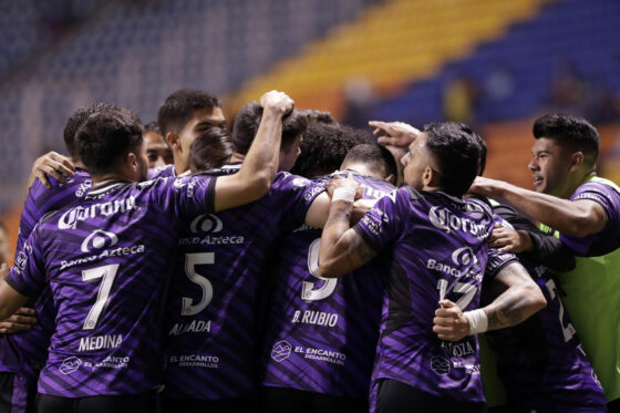 Fotografía de archivo en la que se registró una celebración de jugadores del club mexicano de fútbol Mazatlán, en el estadio Cuauhtémoc de Puebla (México). (Leagues Cup) EFE/Hilda Ríos