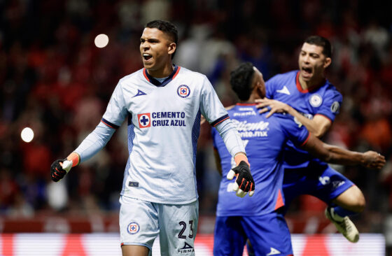 Fotografía de archivo en la que se registró al colombiano Kevin Mier (i), guardameta del Cruz Azul, equipo de la Liga MX, quien fue la figura de su equipo al detener dos tiros penales en la definición que le permitió avanzar a los octavos de final de la Leagues Cup sobre el club Orlando City de la MLS. EFE/Felipe Gutiérrez