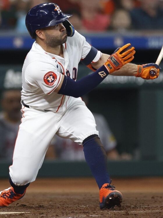 Fotografía de archivo en la que se registró al venezolano José Altuve, segunda base de los Astros de Houston, quien aportó un jonrón de dos carreras en el triunfo a domicilio de su equipo 4-8 sobre los Medias Rojas de Boston en la MLB. EFEAdam Davis