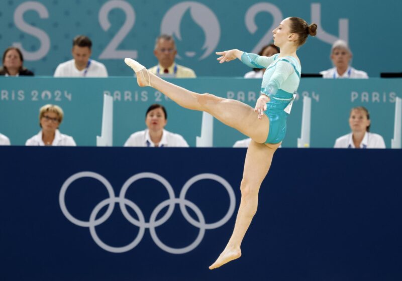 La gimnasta rumana Ana Barbosu en el Bercy Arena, de cara al evento Paris 2024 Clausura, Francia. EFE/EPA/CAROLINE BREHMAN