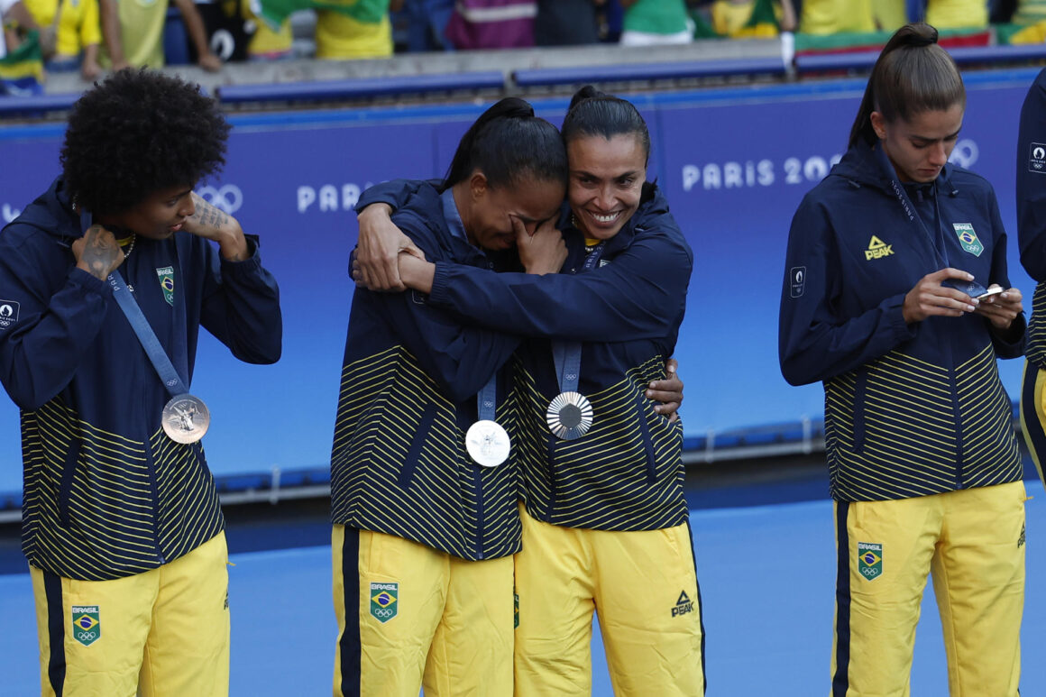 Las jugadoras de Brasil celebran la medalla de plata en Fútbol femenino, en los Juegos Olímpicos de París 2024 este sábado, en la capital gala. EFE/ Miguel Toña