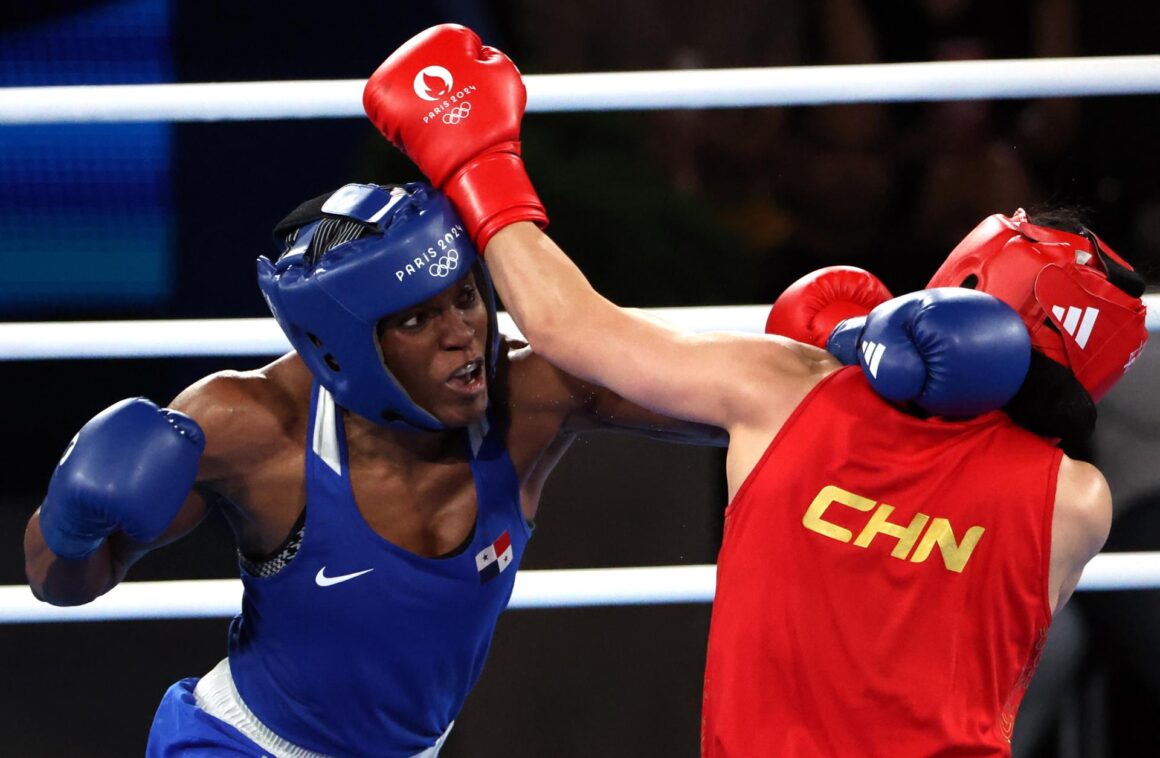 La china Li Qianante la panameña Atheyna Bylon. EFE/EPA/YAHYA ARHAB