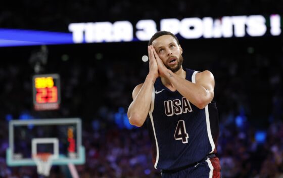 Paris (France), 10/08/2024.- Stephen Curry of USA celebrates scoring during the Men Gold Medal game France vs USA of the Basketball competitions in the Paris 2024 Olympic Games, at the South Paris Arena in Paris, France, 10 August 2024. (Baloncesto, Francia,Estados Unidos) EFE/EPA/CAROLINE BREHMAN