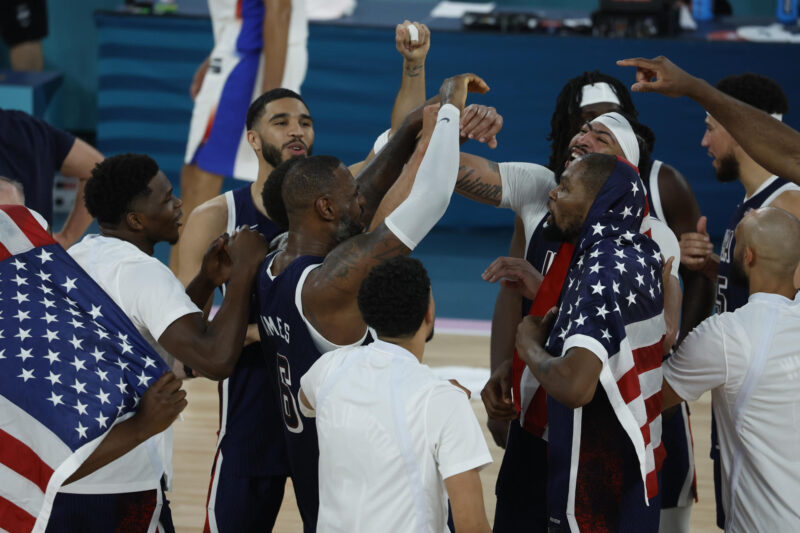Los jugadores estadounidenses celebran la victoria ante Francia en la final de Baloncesto masculino, entre Francia y EEUU, de los Juegos Olímpicos de París 2024 este sábado, en el Bercy Arena de la capital gala. EFE/ Juanjo Martin