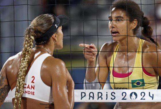 París (France), 09/08/2024.- Brandie Wilkerson (L) of Canada and Ana Patricia Silva Ramos (R) of Brazil exchange opinions during their Women Gold Medal match in the Beach Volleyball competitions in the Paris 2024 Olympic Games, at the Eiffel Tower in Paris, France, 09 August 2024. (Brasil, Francia) EFE/EPA/YOAN VALAT