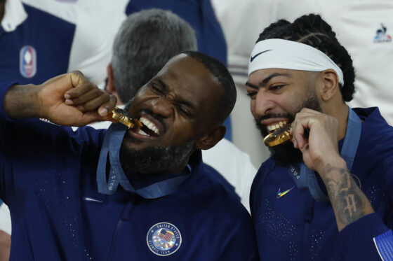 PARIS, 10/08/2024.- Los jugadores de Estados Unidos Anthony Davis y LeBron James celebran con la medalla de oro de Baloncesto masculino, entre Francia y EEUU, de los Juegos Olímpicos de París 2024 este sábado, en el Bercy Arena de la capital gala. EFE/ Juanjo Martin