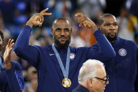 LeBron James, alero estrella de Estados Unidos, fue registrado este sábado, 10 de agosto, al posar con la medalla de oro del baloncesto de los Juegos Olímpicos 2024, en el coliseo South París Arena de la capital francesa. EFE/Caroline Brehman