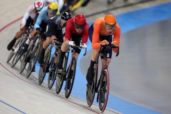 Saint-quentin-en-yvelines (France), 10/08/2024.- Jan Willem van Schip of the Netherlands competes in the Men's Madison gold medal race at the Track Cycling competitions in the Paris 2024 Olympic Games, at Saint-Quentin-en-Yvelines Velodrome in Saint-Quentin-en-Yvelines, France, 10 August 2024. (Ciclismo, Francia, Países Bajos; Holanda, Roma París) EFE/EPA/MARTIN DIVISEK