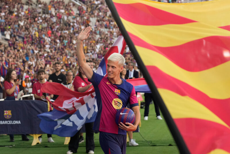 El delantero del Barcelona Dani Olmo saluda a la afición en la previa del torneo Joan Gamper, que Barcelona y Mónaco disputan este lunes en el estadio Olímpico Lluis Companys. EFE/ Alejandro García