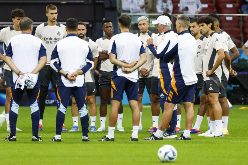 Supercopa UEFA 2024: Real Madrid el favorito en las apuestas VARSOVIA , 13/08/2024.- El entrenador del Real Madrid, el italiano Carlo Ancelotti (5d), da instrucciones a sus jugadores en el entrenamiento del equipo este martes en Varsovia, en la víspera del partido de la Supercopa de Europa de fútbol que enfrenta a su equipo con el Atalanta. EFE/ Mariscal
