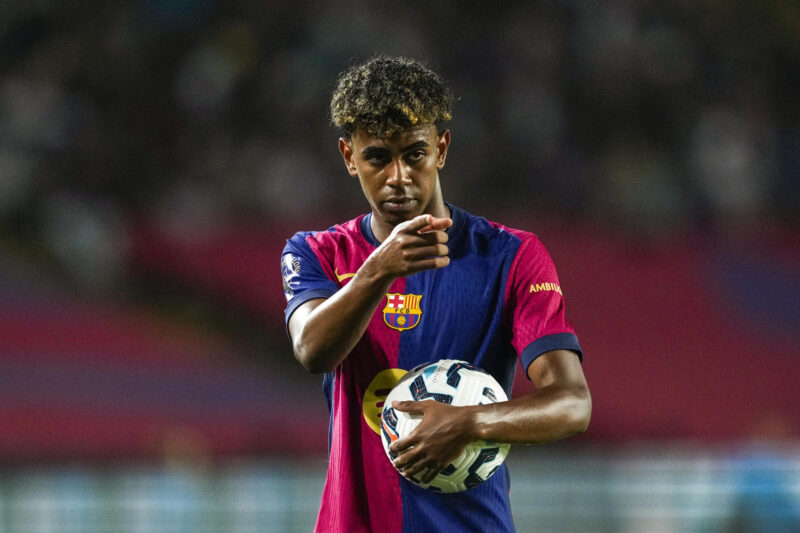 ¡Lamine Yamal aparece en la Kings League 2024-2025 y causa sensación! El delantero del Barcelona Lamine Yamal durante el partido del torneo Joan Gamper, que Barcelona y Mónaco disputaron el lunes en el estadio Olímpico Lluis Companys. EFE/ Alejandro García