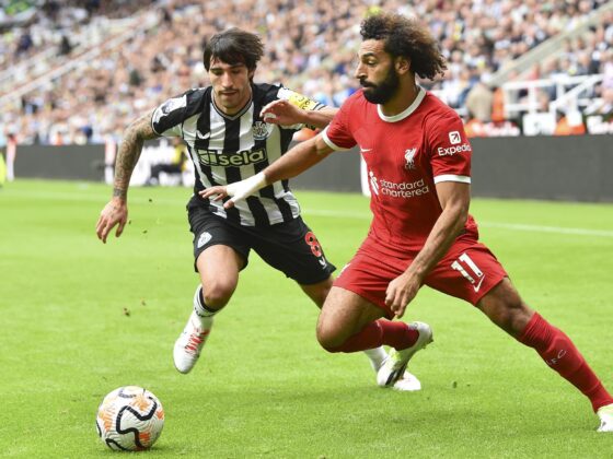 Sandro Tonali (I) del Newcastle en acción contra Mohamed Salah (D) del Liverpool durante el partido de la Premier League inglesa, el 27 de agosto d 2023. EFE/EPA/PETER POWELL SÓLO PARA USO EDITORIAL.