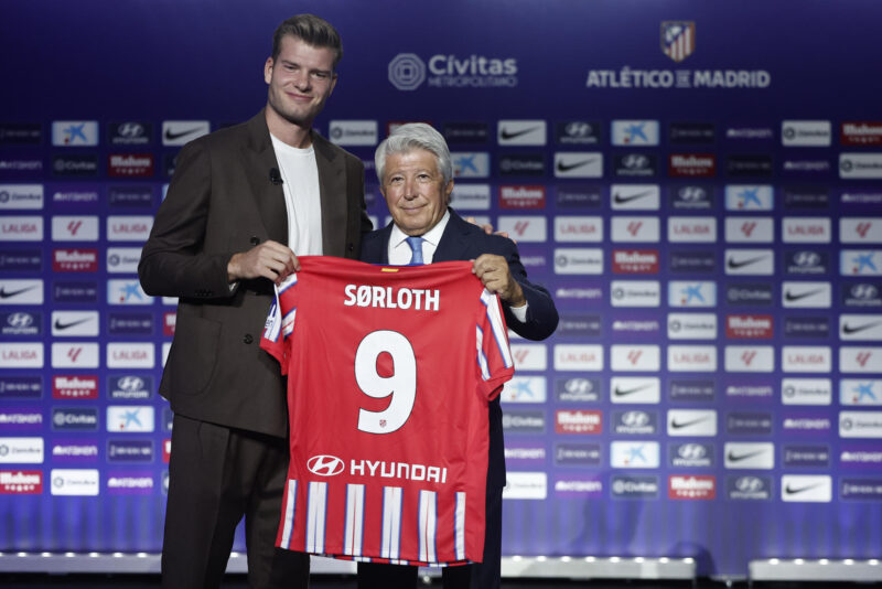 El delantero noruego Alexander Sorloth junto al presidente del Atlético de Madrid, Enrique Cerezo (d), en la presentación del jugador en el Civitas Metropolitano. EFE/ Sergio Pérez