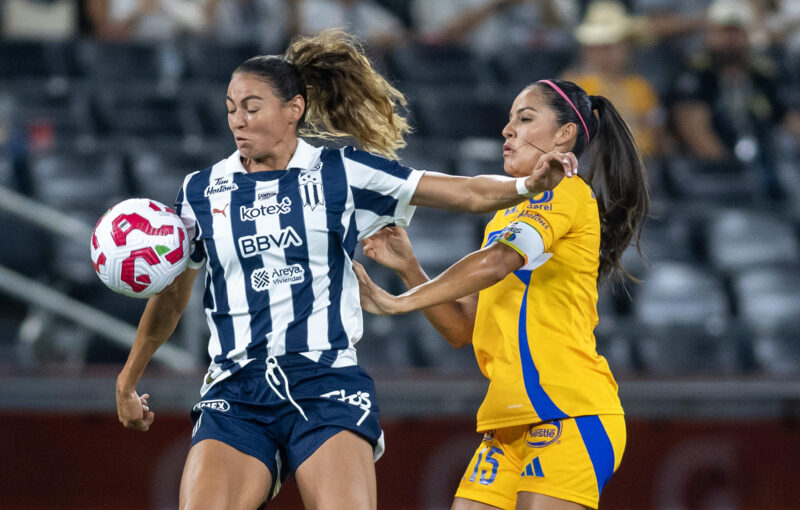 Tigres da el primer golpe en la sexta edición de final ‘regia’ femenil Marie Burkenroad (i) de Monterrey disputa el balón con Cristina Ferral de Tigres. Imagen de archivo. EFE/ Miguel Sierra