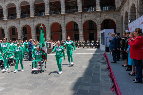 Fotografía cedida por la Presidencia de México del mandatario mexicano, Andrés Manuel López Obrador (d), durante la ceremonia de abanderamiento de la delegación mexicana de cara a los juegos paralímpicos, este jueves en el Palacio Nacional de Ciudad de México (México). (Claudia Romero) EFE/ Presidencia De México / SOLO USO EDITORIAL/ SOLO DISPONIBLE PARA ILUSTRAR LA NOTICIA QUE ACOMPAÑA (CRÉDITO OBLIGATORIO)