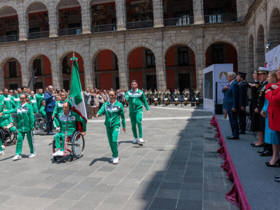 Fotografía cedida por la Presidencia de México del mandatario mexicano, Andrés Manuel López Obrador (d), durante la ceremonia de abanderamiento de la delegación mexicana de cara a los juegos paralímpicos, este jueves en el Palacio Nacional de Ciudad de México (México). (Claudia Romero) EFE/ Presidencia De México / SOLO USO EDITORIAL/ SOLO DISPONIBLE PARA ILUSTRAR LA NOTICIA QUE ACOMPAÑA (CRÉDITO OBLIGATORIO)