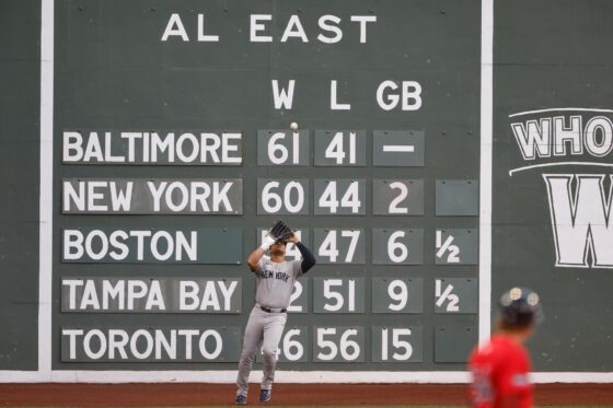 Fotografía de archivo, tomada el pasado 26 de julio, en la que se registró al dominicano Juan Soto (c), jardinero central y bateador estrella de los Yanquis de Nueva York, durante un partido de la MLB contra los Medias Rojas de Boston, en el estadio Fenway Park de Boston (Massachusetts, EE.UU.) EFE/CJ Gunther