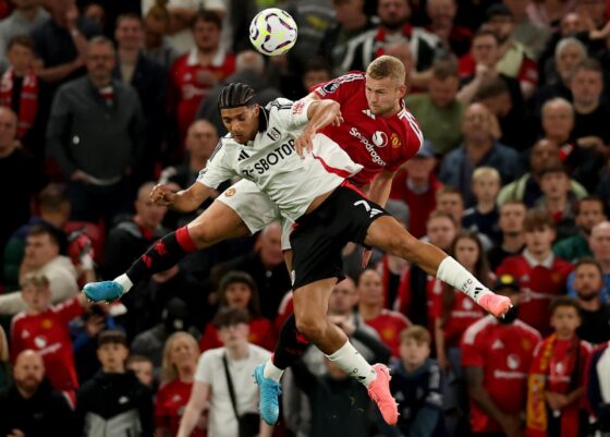 Manchester (United Kingdom), 16/08/2024.- Fulham's Raúl Jiménez (L) in action against Manchester United's Matthijs de Ligt (R) during the English Premier League match between Manchester United and Fulham in Manchester, Britain, 16 August 2024. (Reino Unido) EFE/EPA/ADAM VAUGHAN EDITORIAL USE ONLY. No use with unauthorized audio, video, data, fixture lists, club/league logos, 'live' services or NFTs. Online in-match use limited to 120 images, no video emulation. No use in betting, games or single club/league/player publications.