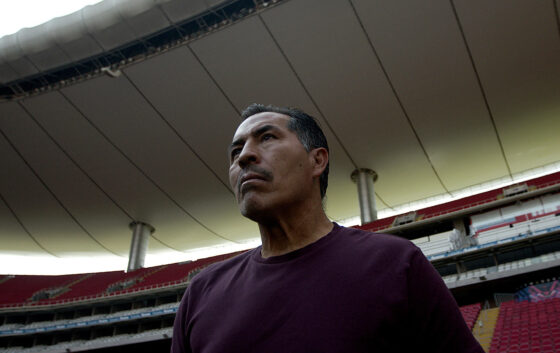 Fotografía cedida por ECOCINEMA México, donde se observa al ex futbolista mexicano Benjamín Galindo en el estadio Akron de la ciudad de Guadalajara (México). EFE/ECOCINEMA México/SOLO USO EDITORIAL/SOLO DISPONIBLE PARA ILUSTRAR LA NOTICIA QUE ACOMPAÑA (CRÉDITO OBLIGATORIO)