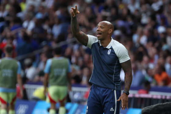 El entrenador francés, Thierry Henry, da instrucciones a sus jugadores durante el partido por la medalla de oro de los Juegos Olímpicos de París 2024 que Francia y España disputaron en el Parc des Princes, de Paris, en una foto de archivo. EFE/ Kiko Huesca