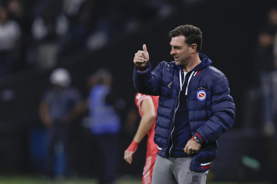 Pablo Guede, el 14 de mayo de 2024 en un partido de grupos de la Copa Sudamericana ante Corinthians. El argentino dejó de ser este martes el entrenador de Argentinos Juniors. EFE/ Isaac Fontana