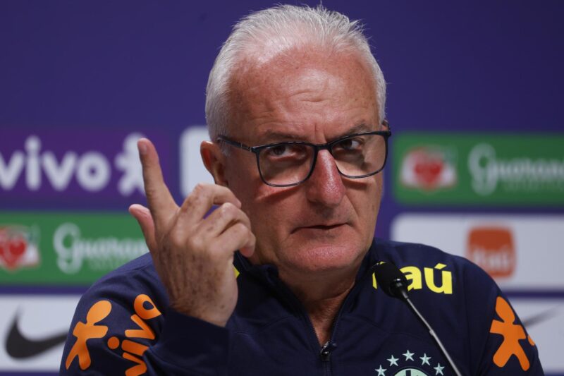 Fotografía de archivo en la que se registró al seleccionador del equipo nacional masculino de fútbol de Brasil, Dorival Junior, durante una rueda de prensa, en Río de Janeiro (Brasil). EFE/Antonio Lacerda