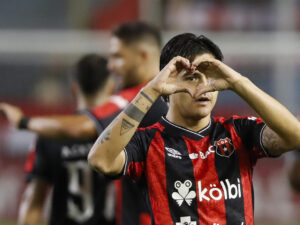 Diego Campos (d), de Liga Deportiva Alajuelense de Costa Rica, fue registrado este martes, 20 de agosto, al celebrar un gol que le anotó a Alianza FC de El Salvador, durante un partido del grupo B de la Copa Centroamericana de la Concacaf, en el estadio Cuscatlán de San Salvador (El Salvador). EFE/Rodrigo Sura