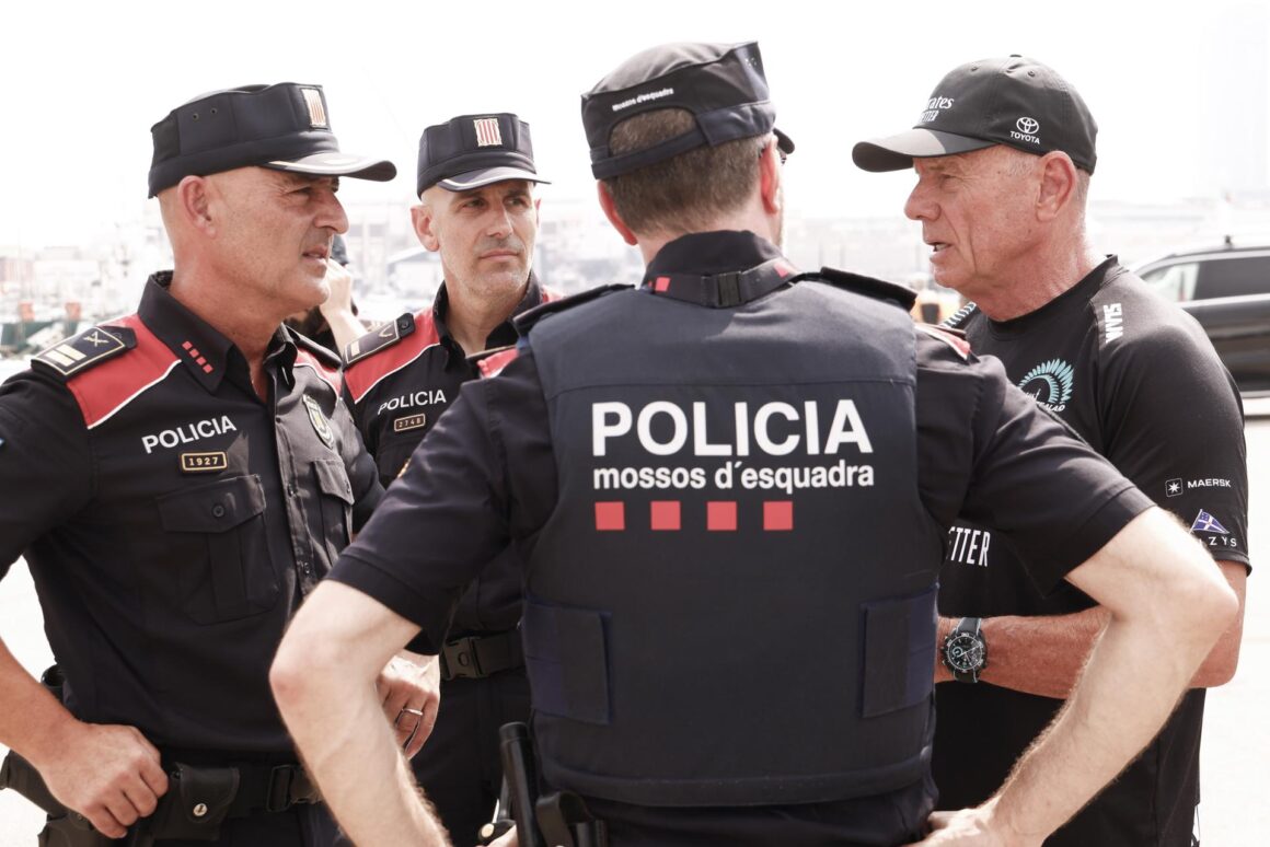 El comisario de los Mossos d'Esquadra Carles Anfruns (i),responsable del Plan Director de Seguridad de la Copa del América de vela conversa con el CEO de la Copa América de Vela, Grant Dalton (d) , tras detallar el dispositivo por tierra, mar y aire que desplegará la policía catalana.EFE/ Quique García (Policía)