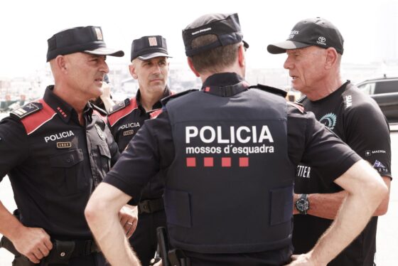 El comisario de los Mossos d'Esquadra Carles Anfruns (i),responsable del Plan Director de Seguridad de la Copa del América de vela conversa con el CEO de la Copa América de Vela, Grant Dalton (d) , tras detallar el dispositivo por tierra, mar y aire que desplegará la policía catalana.EFE/ Quique García (Policía)