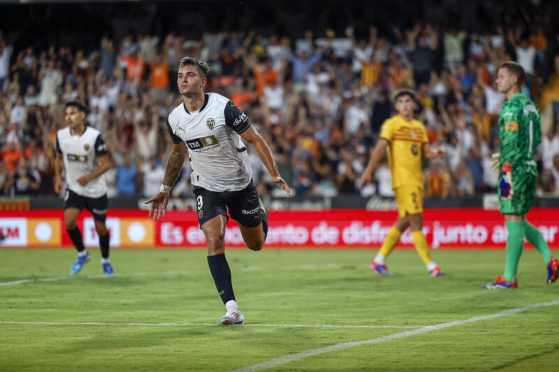 El delantero del Valencia CF Hugo Duro celebra su gol durante el partido de LaLiga que Valencia CF y FC Barcelona disputaron en el estadio de Mestalla, en Valencia, en una foto de archivo. EFE/Biel Aliño